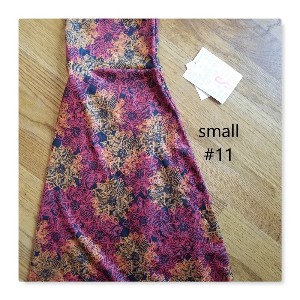WOW! LuLaRoe Azure flower pring NWT Small skirt